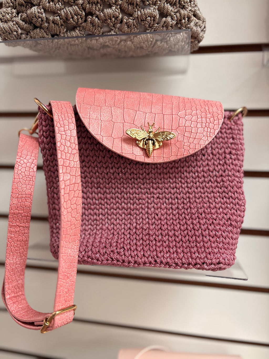🐝 Rose Garden Crochet Bag - Dusty Pink with Croc Leather & Gold Bee | Bolsa Rosa Abeja