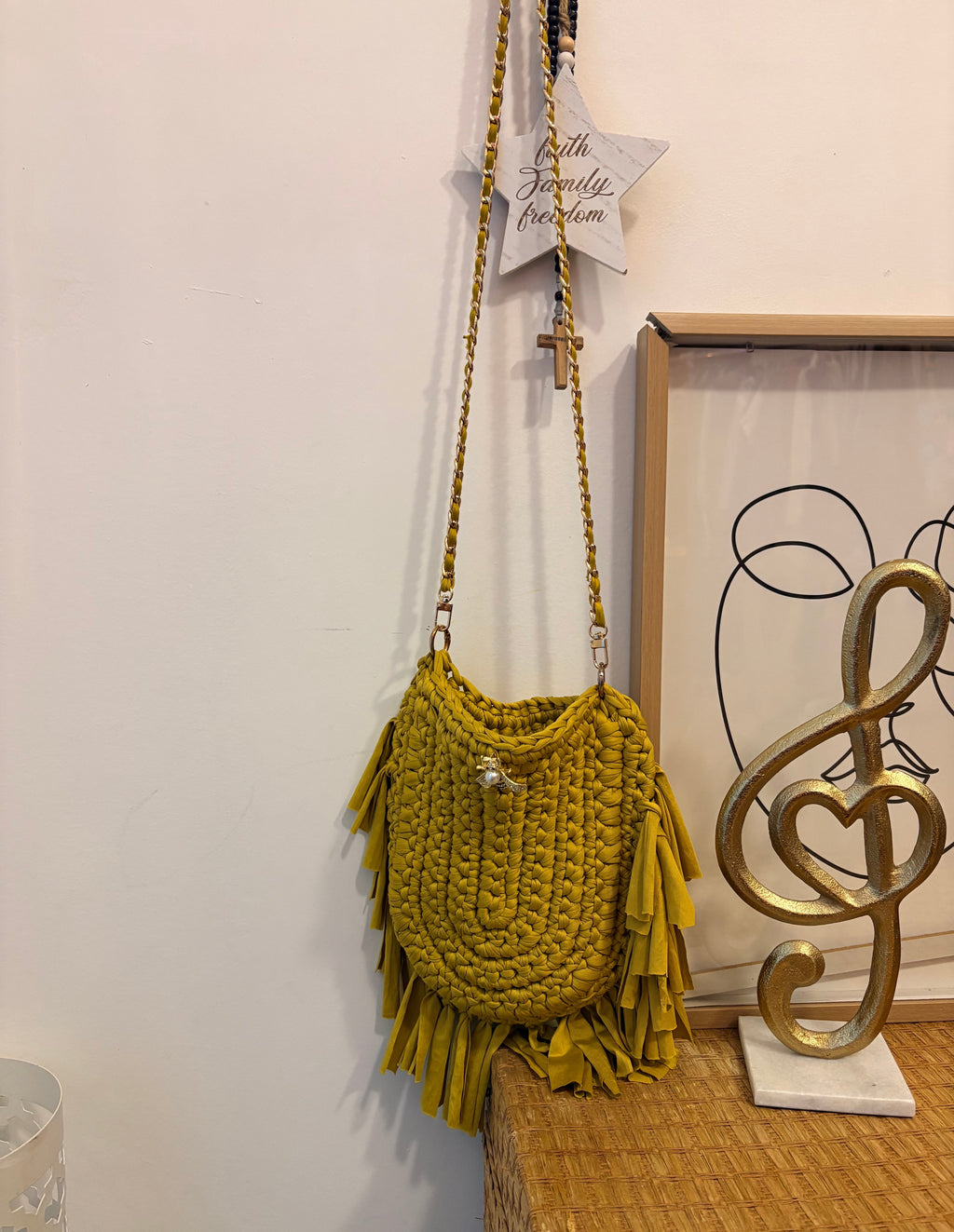 🦋 Golden Hour Boho Crochet Bag - Mustard Fringe Crossbody with Butterfly Charm | Bolsa Boho Dorada