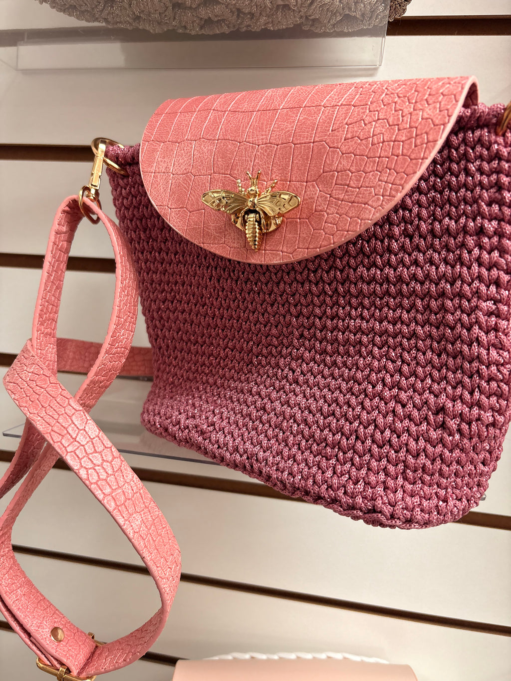 🐝 Rose Garden Crochet Bag - Dusty Pink with Croc Leather & Gold Bee | Bolsa Rosa Abeja
