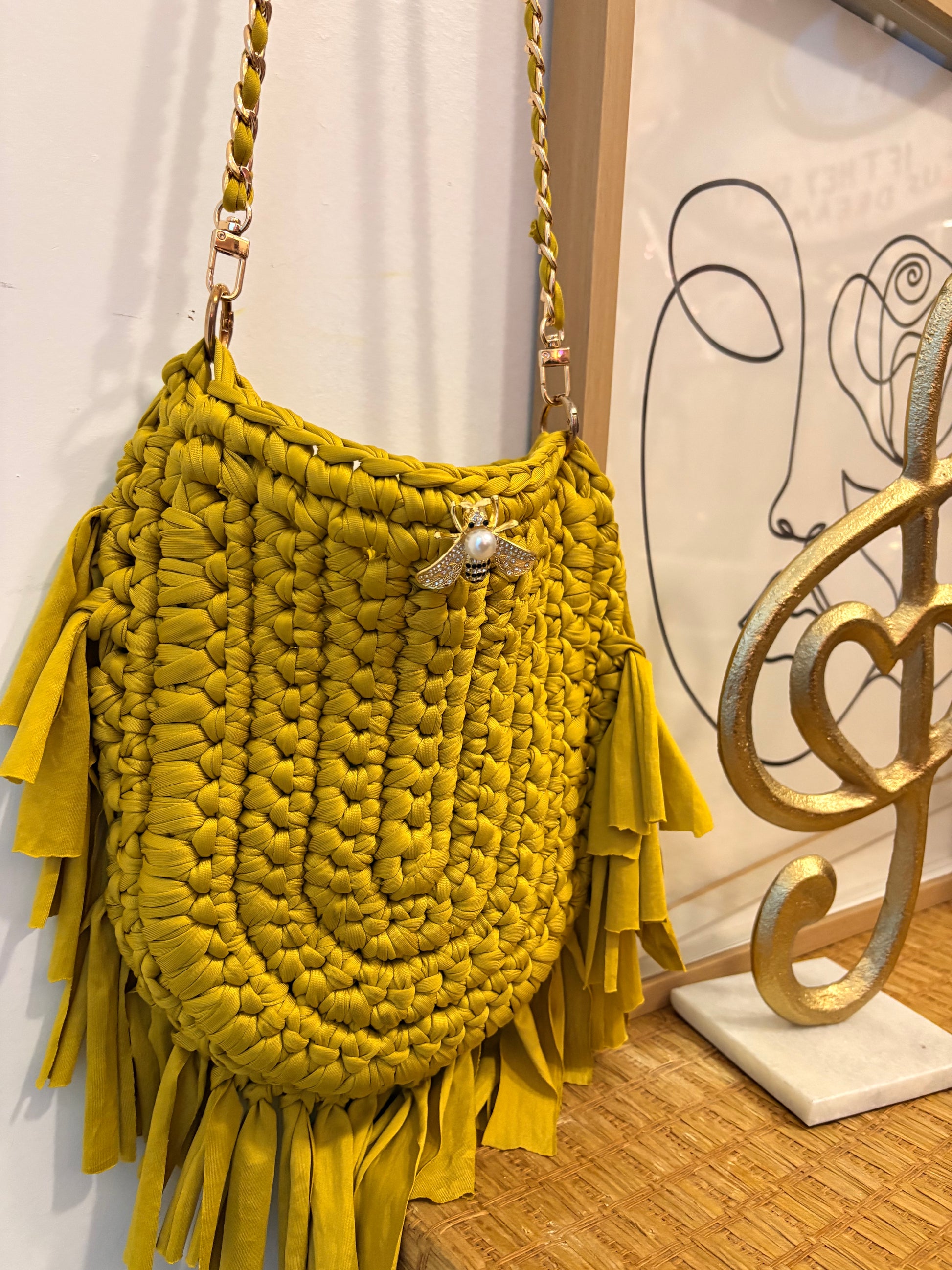 🦋 Golden Hour Boho Crochet Bag - Mustard Fringe Crossbody with Butterfly Charm | Bolsa Boho Dorada