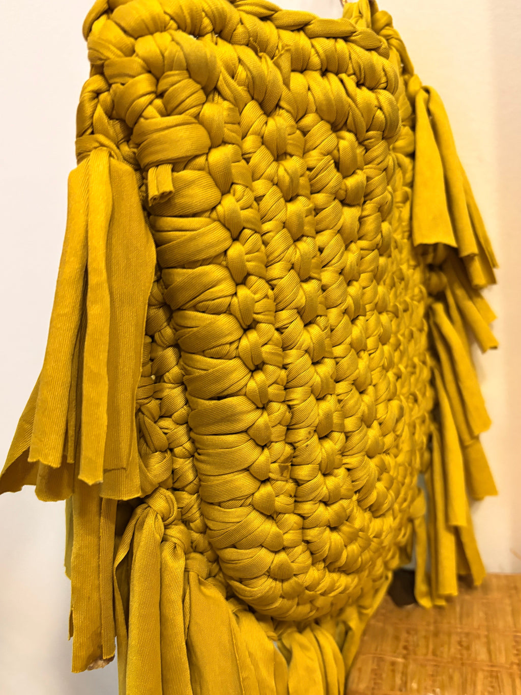 🦋 Golden Hour Boho Crochet Bag - Mustard Fringe Crossbody with Butterfly Charm | Bolsa Boho Dorada