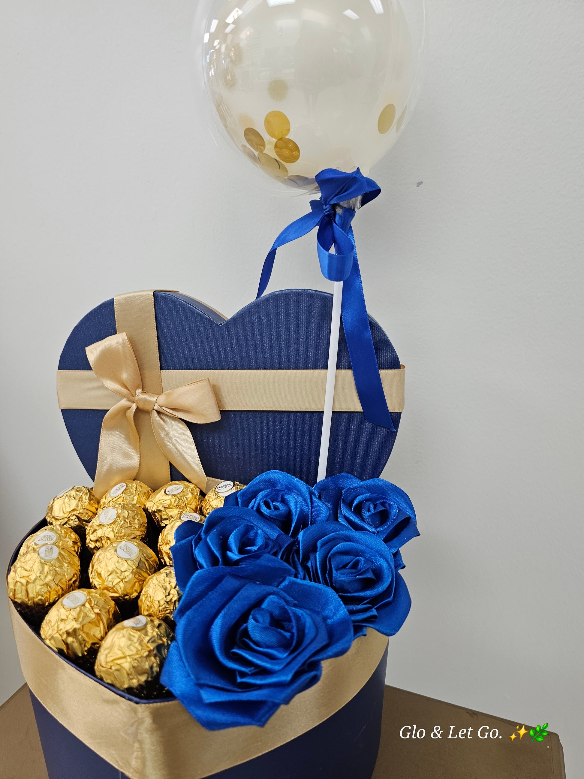 💝 Handmade Personalized Gift Box – Eternal Roses, Chocolates & Custom Message.